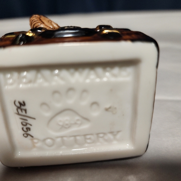 Bearware Pottery Momma Bear on Trunk with Baby - Picture 10 of 10